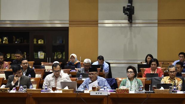 DPR Minta Personel KPK Perkenalkan Diri Satu Persatu saat RDP