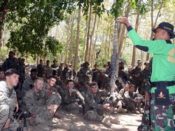 Marinir Amerika Diajari Cara Bertahan Hidup di Hutan Banyuwangi