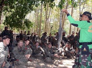 Marinir Amerika Diajari Cara Bertahan Hidup di Hutan Banyuwangi Marinir Amerika Diajari Cara Bertahan Hidup di Hutan Banyuwangi