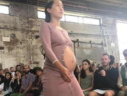 Penampilan Unik Model yang Pamer Perut Hamil 8 Bulan di Fashion Show