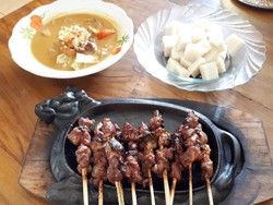 Warung Sate Pak Gino: Gurih Mantap! Sate Kambing Selap Gajih dan Tongseng Khas Sidareja
