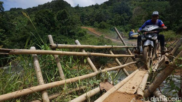 Beratnya Jalan Menuju Desa Terdepan di Batas Indonesia-Malaysia