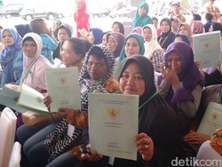 Jokowi Bagi-bagi Sertifikat Tanah di Cimahi