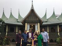 Bella dan Emran di depan Rumah Gadang Amai Tanam (@desiskandarwedding/Instagram)