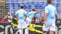 Lazio membuka keunggulan lewat eksekusi penalti Ciro Immobile di menit ke-38. Lima menit kemudian, Immobile kembali menaklukkan Gianluigi Donnarumma untuk menggandakan keunggulan Lazio. Foto: Alberto Lingria/REUTERS