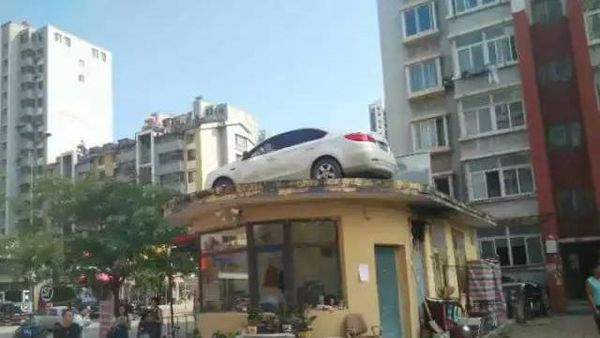 Rasakan! Parkir Sembarangan Mobil Ini Dipindahkan ke Atap Rumah