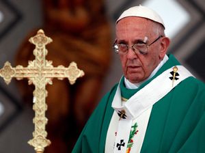 Wajah Paus Terluka karena Kaca Mobil