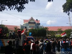 Sopir Truk Geruduk DPRD Magetan Tuntut Bisa Beroperasi Lagi