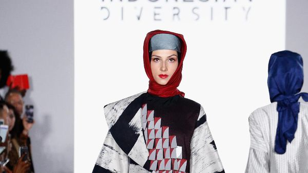 Foto: 12 Koleksi Dian Pelangi yang Memukau di New York Fashion Week 2017