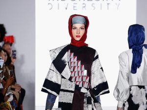 Foto: 12 Koleksi Dian Pelangi yang Memukau di New York Fashion Week 2017