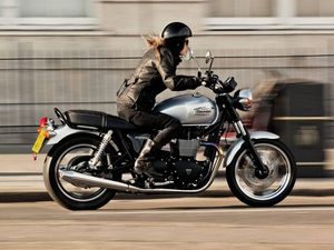 Wanita Indonesia Suka Mengendarai Skutik, Wanita di AS?