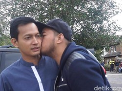 Konyolnya Pandji Pragiwaksono Cium Mesra Fedi Nuril