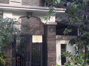 Polisi Olah TKP di Rumah Pasutri yang Tewas Terbungkus Bedcover