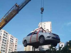 Parkir Sembarangan, Mobil Ini Dipindahkan ke Atap Rumah