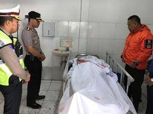 Tangisan Petugas Damkar Bandung Antar Rekannya yang Gugur