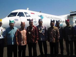 Terbang Perdana ke Banyuwangi, Garuda Indonesia Disambut Water Cannon