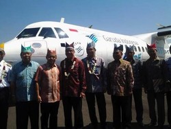 Terbang Perdana ke Banyuwangi, Garuda Indonesia Disambut Water Cannon