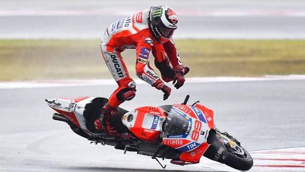 Foto: Momen Apes Lorenzo Saat Jatuh di Misano