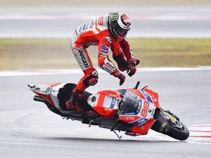 Foto: Momen Apes Lorenzo Saat Jatuh di Misano