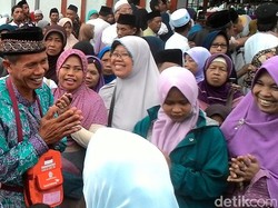 Isak Tangis Haru Warnai Kedatangan Jemaah Haji di Purworejo
