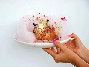 Wah! Ada Burger Manis Tersembunyi dalam Cotton Candy yang Cantik