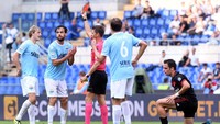 Di masa injury time, Lazio kehilangan Marco Parolo yang dikartu merah oleh wasit. Foto: Alberto Lingria/REUTERS