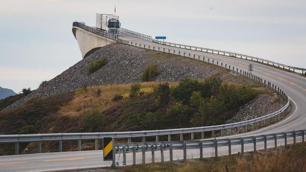 Foto: Jembatan Paling Mengerikan, Tengahnya Seperti Putus