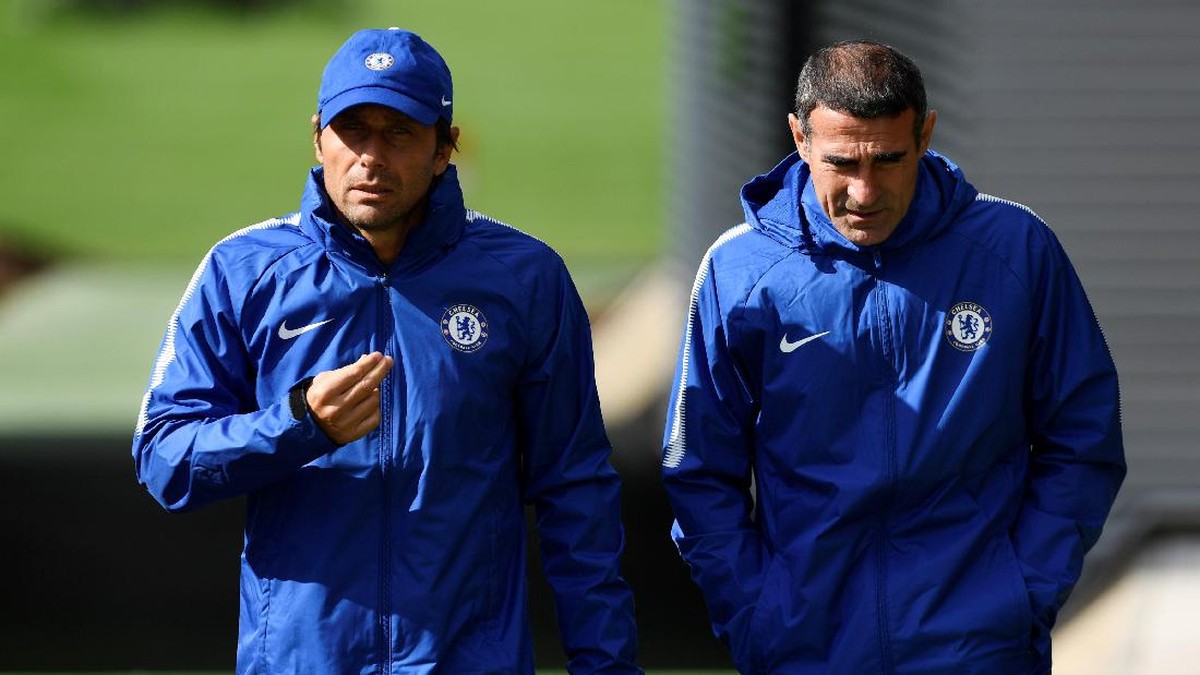 Antonio Conte dan asistennya di Chelsea, Angelo Alessio (Tony OBrien/Action Images via Reuters)