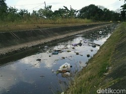 Sampah Penuhi Selokan Mataram di Sleman, Mulai Sepatu sampai Kasur
