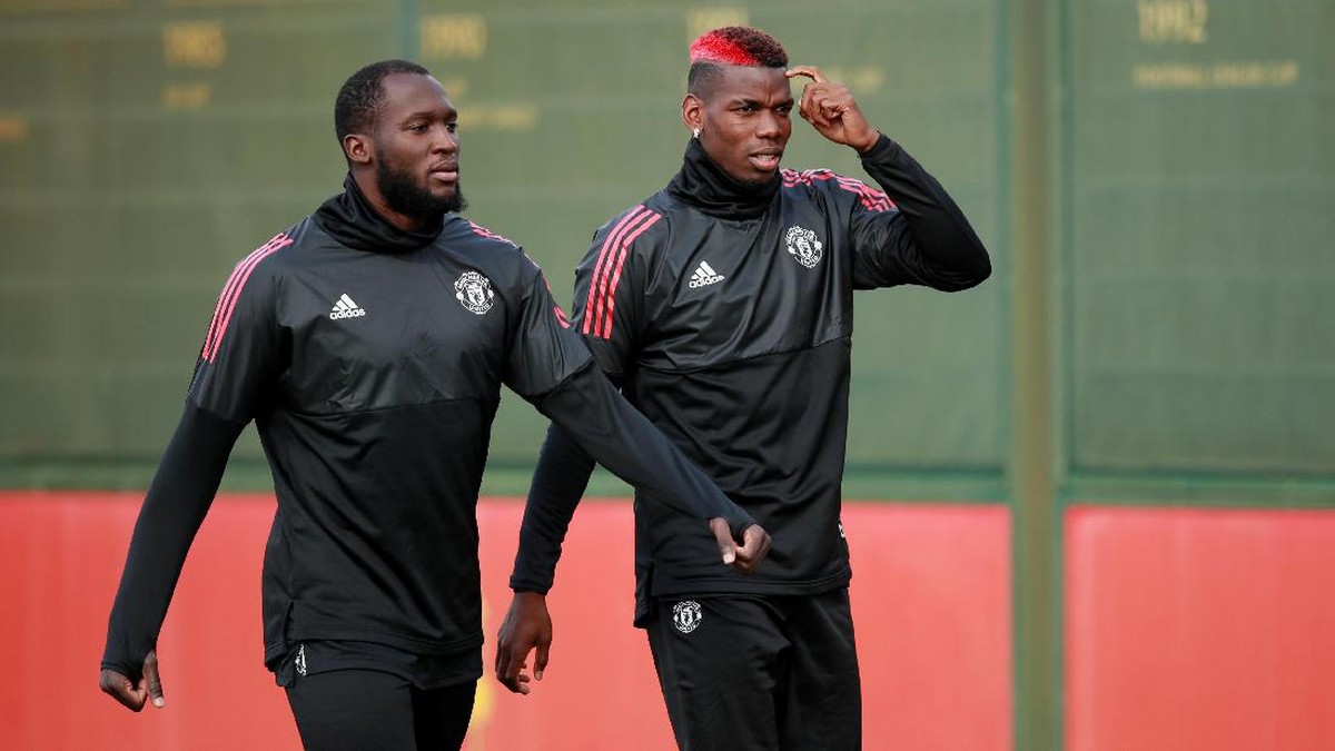 Romelu Lukaku dan Paul Pogba dalam sesi latihan MU (Foto: Action Images via Reuters / Jason Cairnduff)