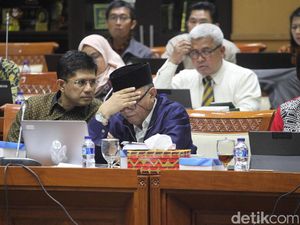 Yang Terhormat, Yang Khianat