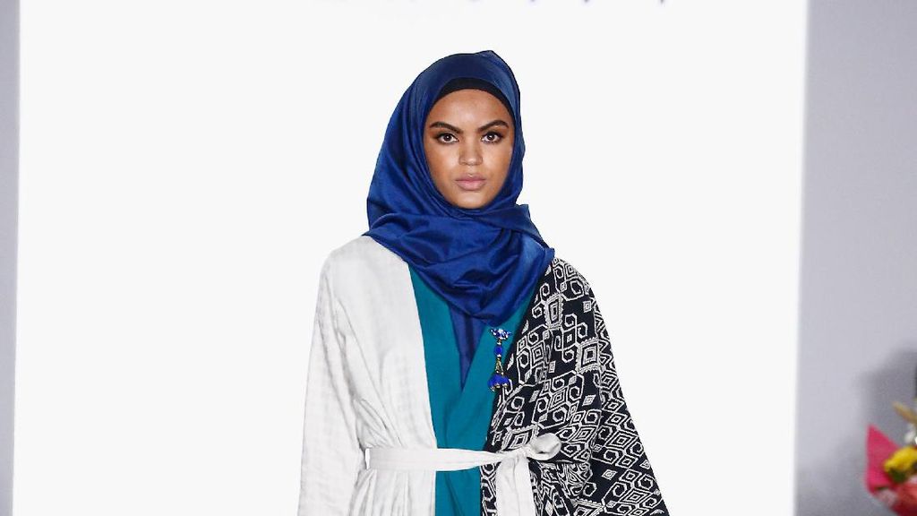 Foto: 12 Koleksi Busana Muslim Vivi Zubedi di New York Fashion Week 2017
