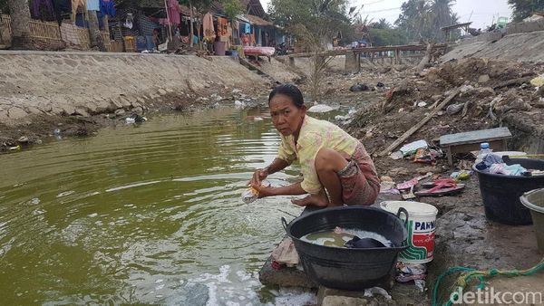 Foto: Kekeringan di Serang, Warga Cuci Baju Pakai Air Menghijau