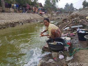 Foto: Kekeringan di Serang, Warga Cuci Baju Pakai Air Menghijau