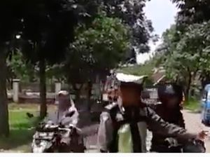 Saktinya Emak-emak Naik Motor Tanpa Helm, Nggak Kena Razia