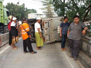 Truk Terguling di Busway Arah Pulogadung, Lalin Macet