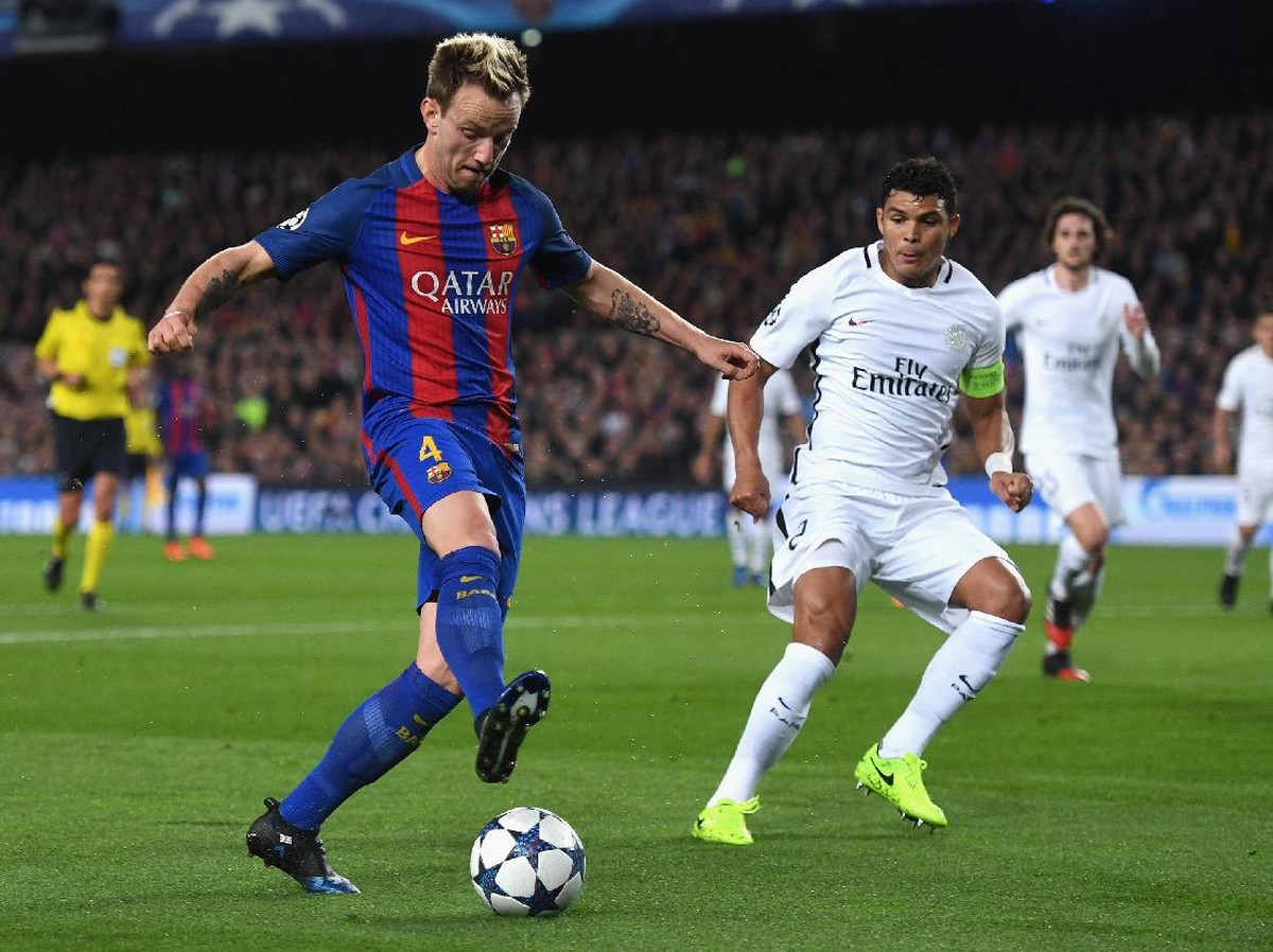Bek Paris Saint-Germain, Thiago Silva, saat melawan Barcelona. (Foto: Michael Regan/Getty Images)