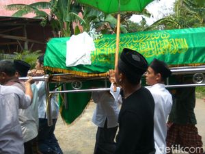 Pemakaman Husni-Zakiah Tak Dihadiri Anaknya yang Kuliah di Inggris