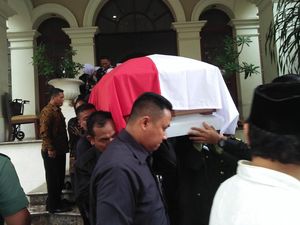 Jenazah Istri Hamzah Haz Dibawa ke Bogor Jenazah Istri Hamzah Haz Dibawa ke Bogor