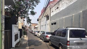 Potret Bahu Jalanan Kampung Jakarta yang Jadi Parkiran Liar