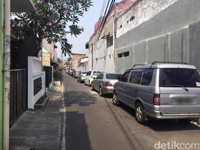 Potret Bahu Jalanan Kampung Jakarta yang Jadi Parkiran Liar
