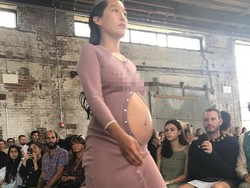 Hamil Besar Bukan Halangan bagi Ibu Ini Tampil di Catwalk