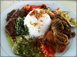 Modal Rp 15 Ribu Bisa Makan Nasi Padang Komplet di Sini