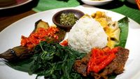 Amboi! Sedapnya 10 Nasi Padang Enak Berlauk Komplet yang Wajib Dicoba!