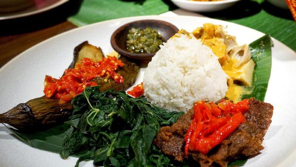 Amboi! Sedapnya 10 Nasi Padang Enak Berlauk Komplet yang Wajib Dicoba!