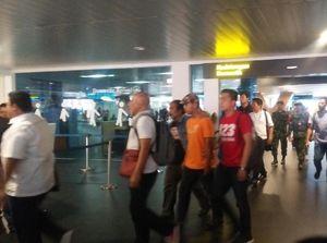 Pakai Topi Kotak-kotak, Penghina Iriana di Instagram Tiba di Bandung Pakai Topi Kotak-kotak, Penghina Iriana di Instagram Tiba di Bandung