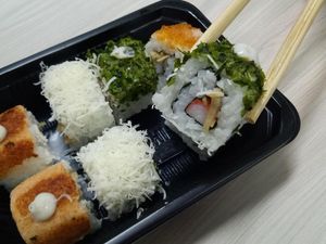 Mencicip Sushi dari 2 Gerai Online dengan Harga Terjangkau, Mana yang Enak?
