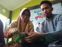 Pengantin Baru ini Serahkan Hadiah Pernikahan untuk Kemanusiaan