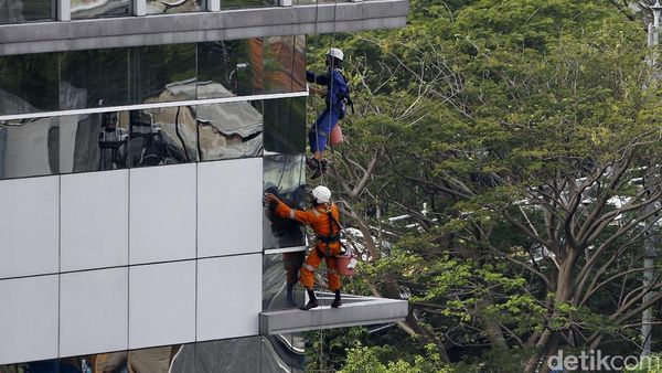 Bertaruh Nyawa Bersihkan Kaca Gedung Pencakar Langit