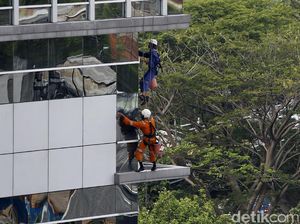 Bertaruh Nyawa Bersihkan Kaca Gedung Pencakar Langit